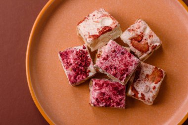 Fındıklı, fıstıklı, şam fıstıklı ve çilekli. Fındıklı beyaz fındık, festival masası için tatlı.