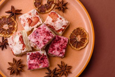Fındıklı, fıstıklı, şam fıstıklı ve çilekli. Fındıklı beyaz fındık, festival masası için tatlı.