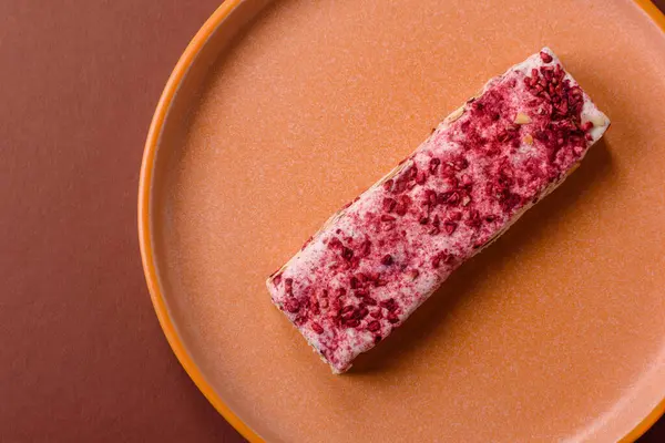 Fındıklı, fıstıklı, şam fıstıklı ve çilekli. Fındıklı beyaz fındık, festival masası için tatlı.