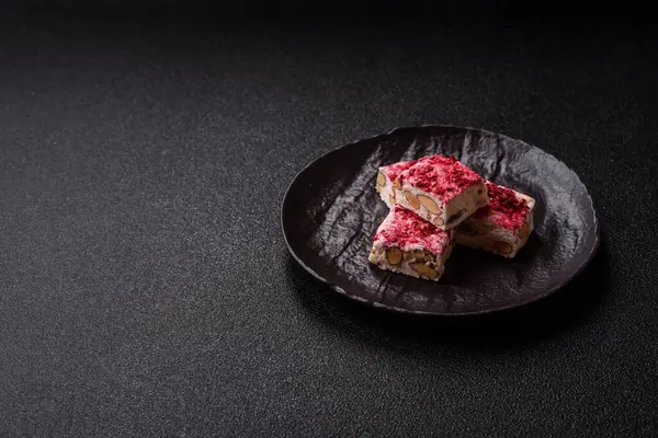 Fındıklı, fıstıklı, şam fıstıklı ve çilekli. Fındıklı beyaz fındık, festival masası için tatlı.