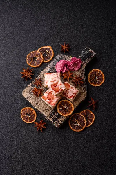 Fındıklı, fıstıklı, şam fıstıklı ve çilekli. Fındıklı beyaz fındık, festival masası için tatlı.