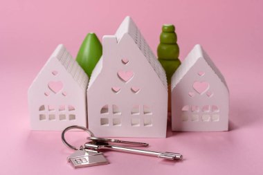 Ev, emlak almak ya da satmak, para ve kumbarayla konsept geçmişi. Emlak, emlak ve kira için arka plan