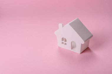 Ev, emlak almak ya da satmak, para ve kumbarayla konsept geçmişi. Emlak, emlak ve kira için arka plan