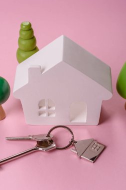 Ev, emlak almak ya da satmak, para ve kumbarayla konsept geçmişi. Emlak, emlak ve kira için arka plan