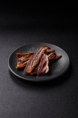 Atıştırmalık olarak kurutulmuş balık veya kurutulmuş et, dilimlenmiş deniz ürünleri. Tasarımınız için arka plan olarak kurutulmuş deniz ürünleri atıştırmalıkları