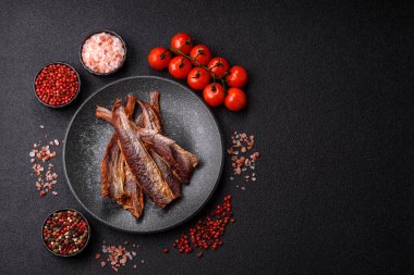 Atıştırmalık olarak kurutulmuş balık veya kurutulmuş et, dilimlenmiş deniz ürünleri. Tasarımınız için arka plan olarak kurutulmuş deniz ürünleri atıştırmalıkları