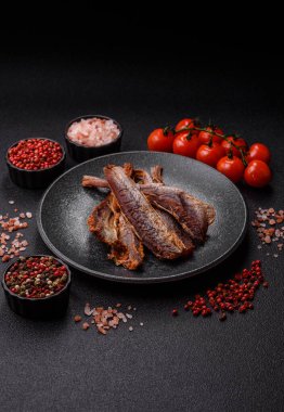 Atıştırmalık olarak kurutulmuş balık veya kurutulmuş et, dilimlenmiş deniz ürünleri. Tasarımınız için arka plan olarak kurutulmuş deniz ürünleri atıştırmalıkları