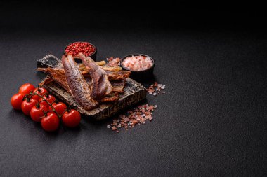 Atıştırmalık olarak kurutulmuş balık veya kurutulmuş et, dilimlenmiş deniz ürünleri. Tasarımınız için arka plan olarak kurutulmuş deniz ürünleri atıştırmalıkları