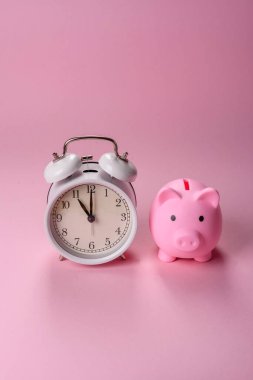 Ev, emlak almak ya da satmak, para ve kumbarayla konsept geçmişi. Emlak, emlak ve kira için arka plan