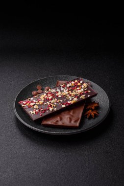 Evde kurutulmuş meyveli çikolatalı bir çikolata. Tasarımınız için arka plan olarak çikolatayı kullanın