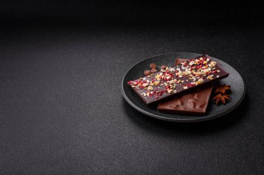 Evde kurutulmuş meyveli çikolatalı bir çikolata. Tasarımınız için arka plan olarak çikolatayı kullanın