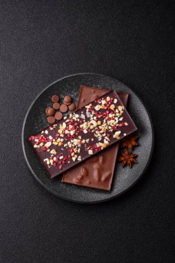 Evde kurutulmuş meyveli çikolatalı bir çikolata. Tasarımınız için arka plan olarak çikolatayı kullanın