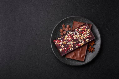 Evde kurutulmuş meyveli çikolatalı bir çikolata. Tasarımınız için arka plan olarak çikolatayı kullanın