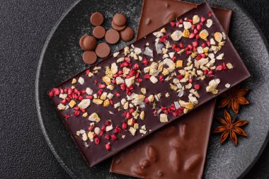 Evde kurutulmuş meyveli çikolatalı bir çikolata. Tasarımınız için arka plan olarak çikolatayı kullanın