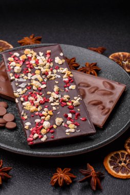 Evde kurutulmuş meyveli çikolatalı bir çikolata. Tasarımınız için arka plan olarak çikolatayı kullanın