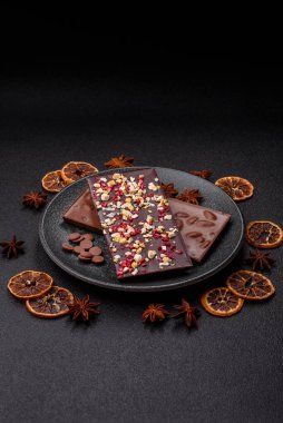 Evde kurutulmuş meyveli çikolatalı bir çikolata. Tasarımınız için arka plan olarak çikolatayı kullanın