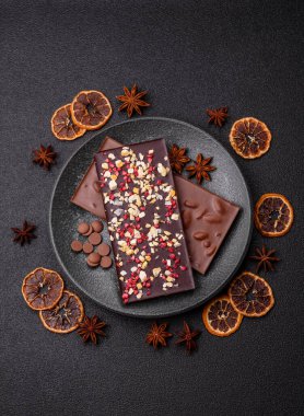 Evde kurutulmuş meyveli çikolatalı bir çikolata. Tasarımınız için arka plan olarak çikolatayı kullanın