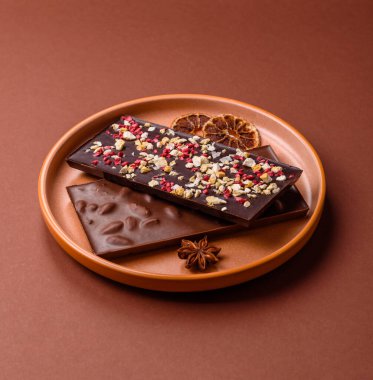 Evde kurutulmuş meyveli çikolatalı bir çikolata. Tasarımınız için arka plan olarak çikolatayı kullanın