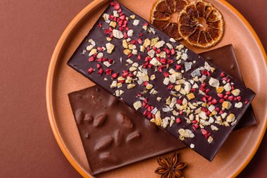 Evde kurutulmuş meyveli çikolatalı bir çikolata. Tasarımınız için arka plan olarak çikolatayı kullanın