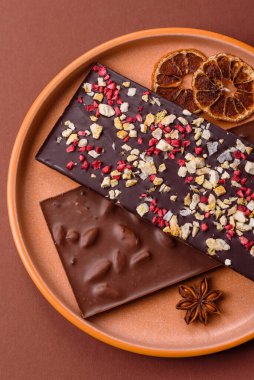 Evde kurutulmuş meyveli çikolatalı bir çikolata. Tasarımınız için arka plan olarak çikolatayı kullanın