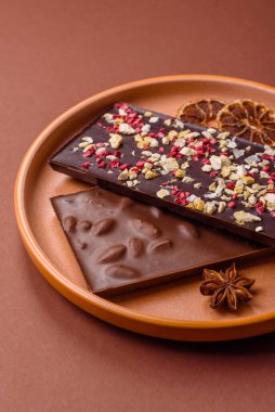 Evde kurutulmuş meyveli çikolatalı bir çikolata. Tasarımınız için arka plan olarak çikolatayı kullanın