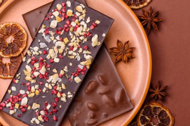 Evde kurutulmuş meyveli çikolatalı bir çikolata. Tasarımınız için arka plan olarak çikolatayı kullanın