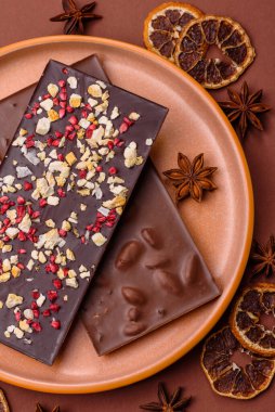 Evde kurutulmuş meyveli çikolatalı bir çikolata. Tasarımınız için arka plan olarak çikolatayı kullanın