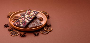 Evde kurutulmuş meyveli çikolatalı bir çikolata. Tasarımınız için arka plan olarak çikolatayı kullanın