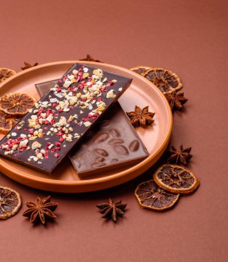 Evde kurutulmuş meyveli çikolatalı bir çikolata. Tasarımınız için arka plan olarak çikolatayı kullanın