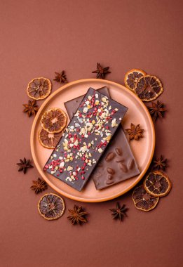 Evde kurutulmuş meyveli çikolatalı bir çikolata. Tasarımınız için arka plan olarak çikolatayı kullanın