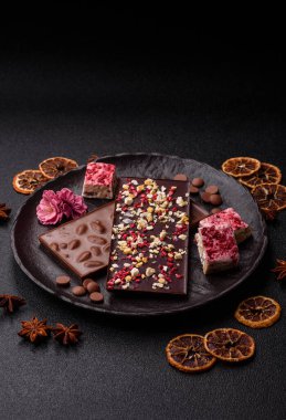 Evde kurutulmuş meyveli çikolatalı bir çikolata. Tasarımınız için arka plan olarak çikolatayı kullanın
