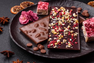 Evde kurutulmuş meyveli çikolatalı bir çikolata. Tasarımınız için arka plan olarak çikolatayı kullanın