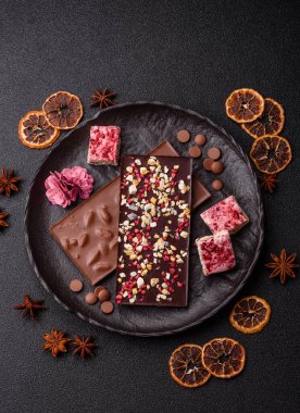 Evde kurutulmuş meyveli çikolatalı bir çikolata. Tasarımınız için arka plan olarak çikolatayı kullanın
