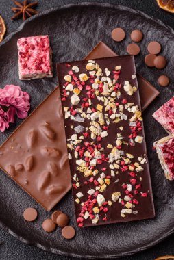 Evde kurutulmuş meyveli çikolatalı bir çikolata. Tasarımınız için arka plan olarak çikolatayı kullanın