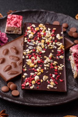 Evde kurutulmuş meyveli çikolatalı bir çikolata. Tasarımınız için arka plan olarak çikolatayı kullanın