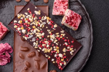 Evde kurutulmuş meyveli çikolatalı bir çikolata. Tasarımınız için arka plan olarak çikolatayı kullanın