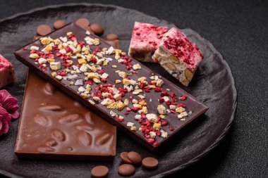 Evde kurutulmuş meyveli çikolatalı bir çikolata. Tasarımınız için arka plan olarak çikolatayı kullanın