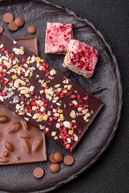 Evde kurutulmuş meyveli çikolatalı bir çikolata. Tasarımınız için arka plan olarak çikolatayı kullanın