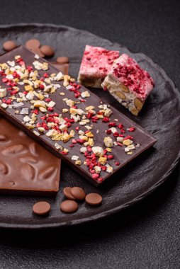 Evde kurutulmuş meyveli çikolatalı bir çikolata. Tasarımınız için arka plan olarak çikolatayı kullanın