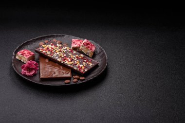 Evde kurutulmuş meyveli çikolatalı bir çikolata. Tasarımınız için arka plan olarak çikolatayı kullanın