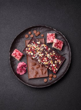 Evde kurutulmuş meyveli çikolatalı bir çikolata. Tasarımınız için arka plan olarak çikolatayı kullanın