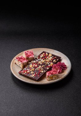 Evde kurutulmuş meyveli çikolatalı bir çikolata. Tasarımınız için arka plan olarak çikolatayı kullanın