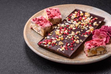 Evde kurutulmuş meyveli çikolatalı bir çikolata. Tasarımınız için arka plan olarak çikolatayı kullanın