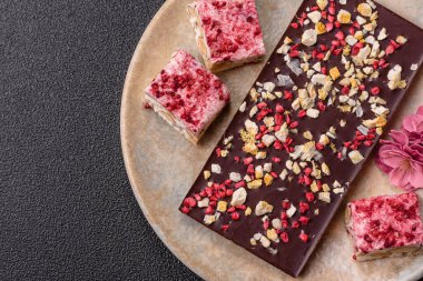 Evde kurutulmuş meyveli çikolatalı bir çikolata. Tasarımınız için arka plan olarak çikolatayı kullanın