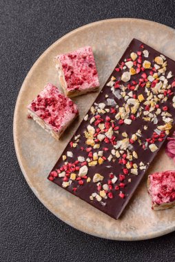 Evde kurutulmuş meyveli çikolatalı bir çikolata. Tasarımınız için arka plan olarak çikolatayı kullanın