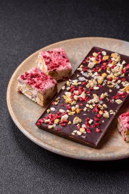 Evde kurutulmuş meyveli çikolatalı bir çikolata. Tasarımınız için arka plan olarak çikolatayı kullanın