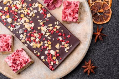 Evde kurutulmuş meyveli çikolatalı bir çikolata. Tasarımınız için arka plan olarak çikolatayı kullanın