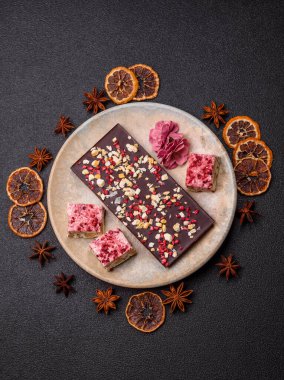 Evde kurutulmuş meyveli çikolatalı bir çikolata. Tasarımınız için arka plan olarak çikolatayı kullanın