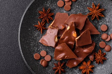 Evde kurutulmuş meyveli çikolatalı bir çikolata. Tasarımınız için arka plan olarak çikolatayı kullanın