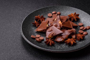 Evde kurutulmuş meyveli çikolatalı bir çikolata. Tasarımınız için arka plan olarak çikolatayı kullanın